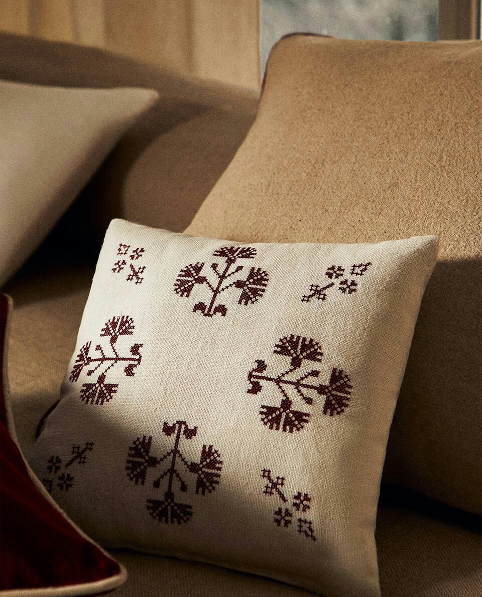 CHRISTMAS CROSS-STITCH CUSHION