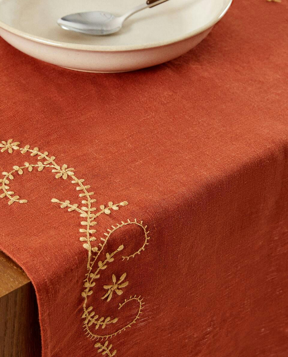 EMBROIDERED LINEN TABLE RUNNER