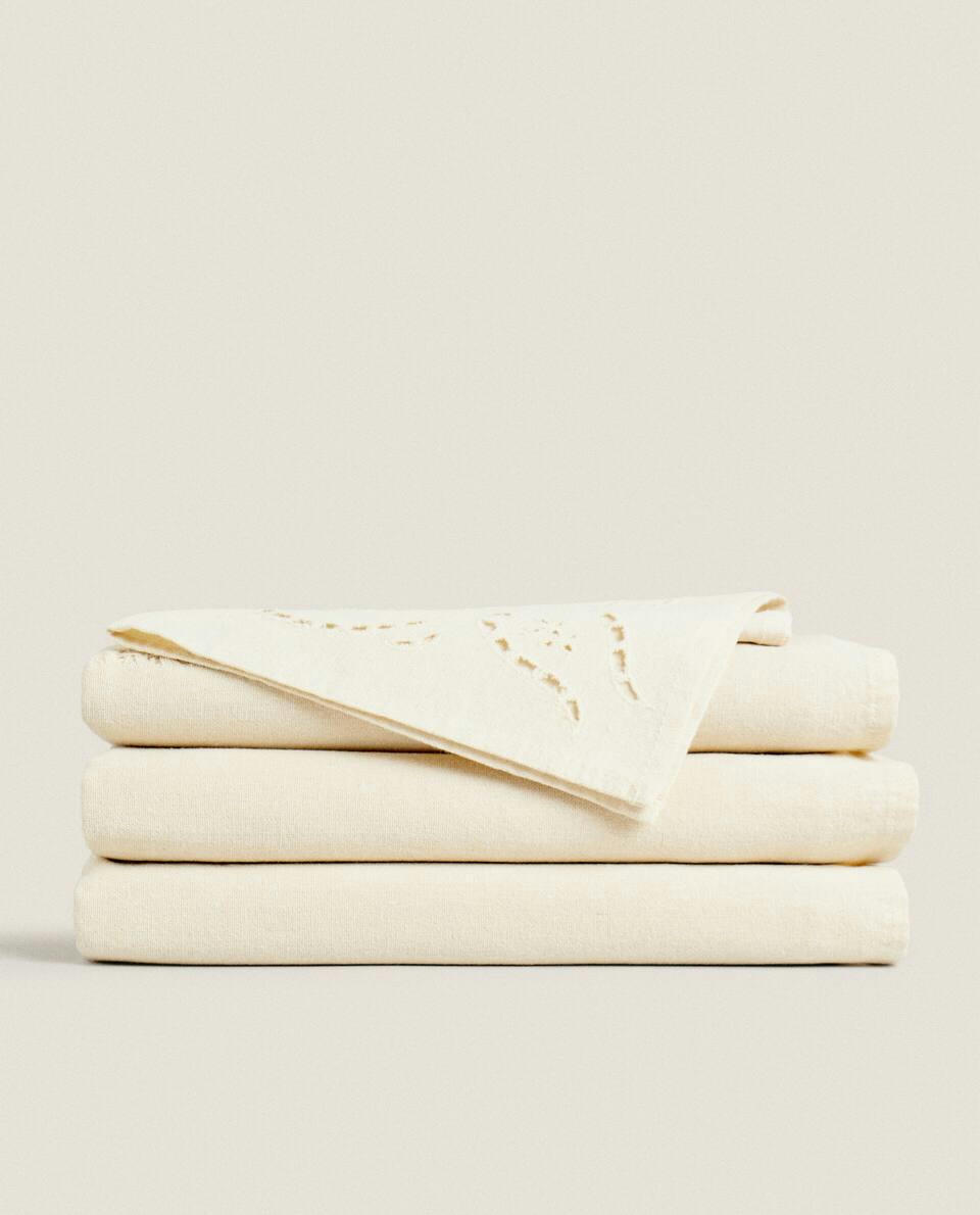 EMBROIDERED FLOWER TABLECLOTH