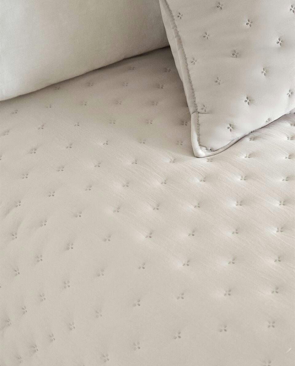 QUILTED QUILT WITH DOTS