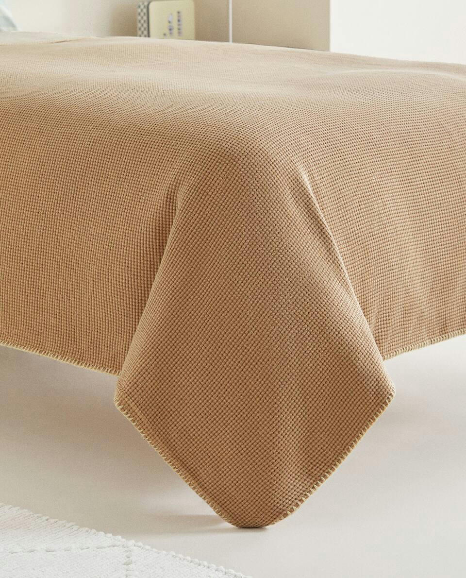 TEXTURED WAFFLE-KNIT BEDSPREAD