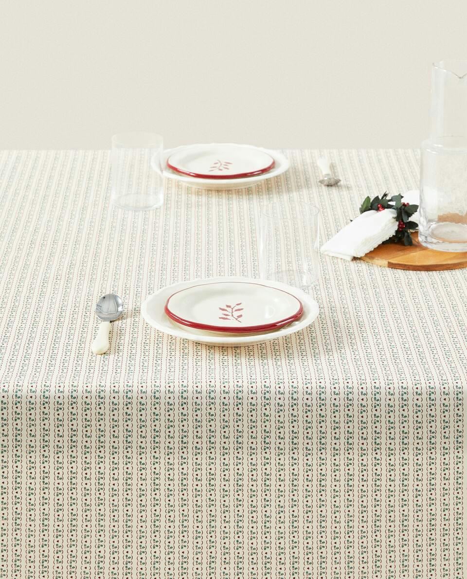 CHILDREN’S RESIN-COATED CHRISTMAS TABLECLOTH
