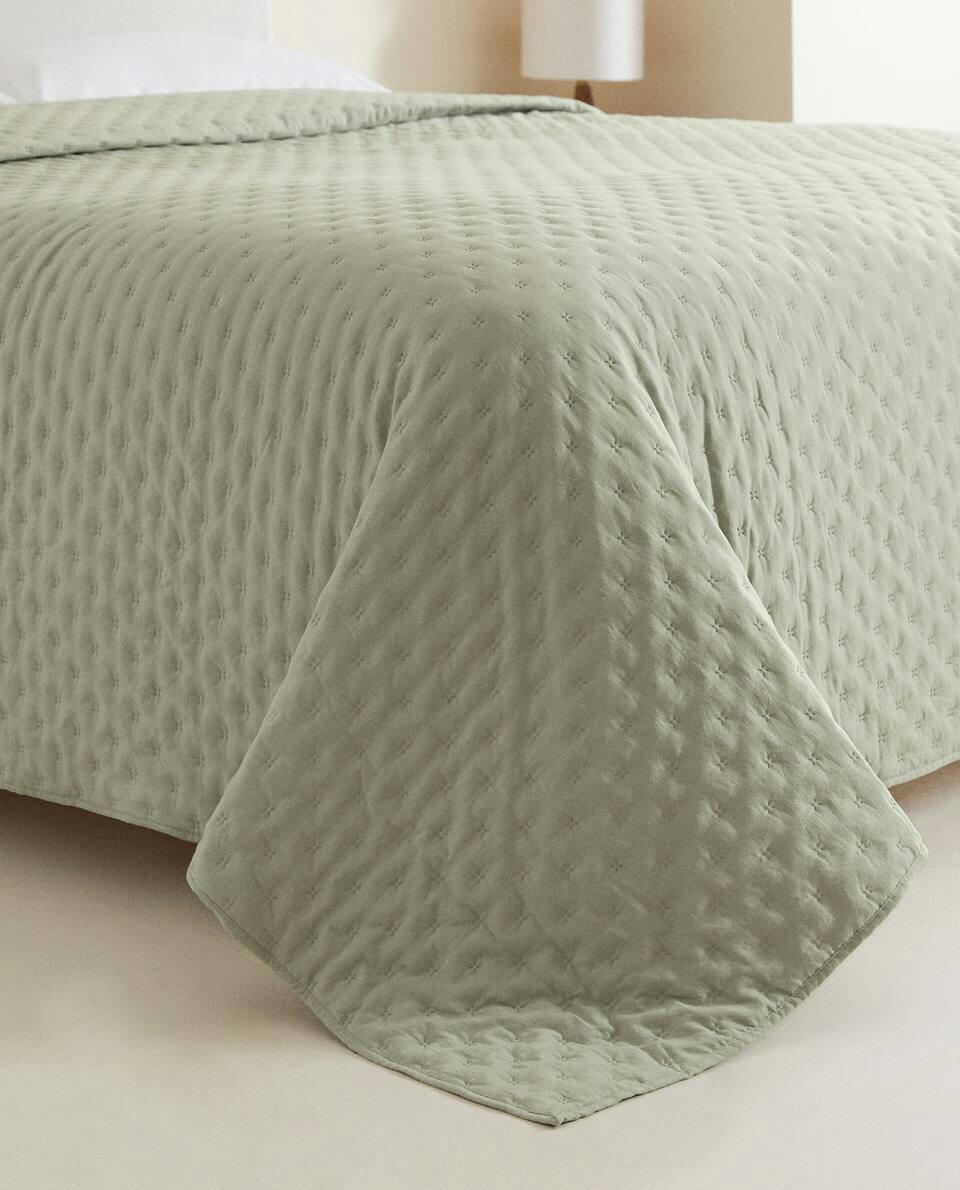 QUILTED QUILT WITH DOTS