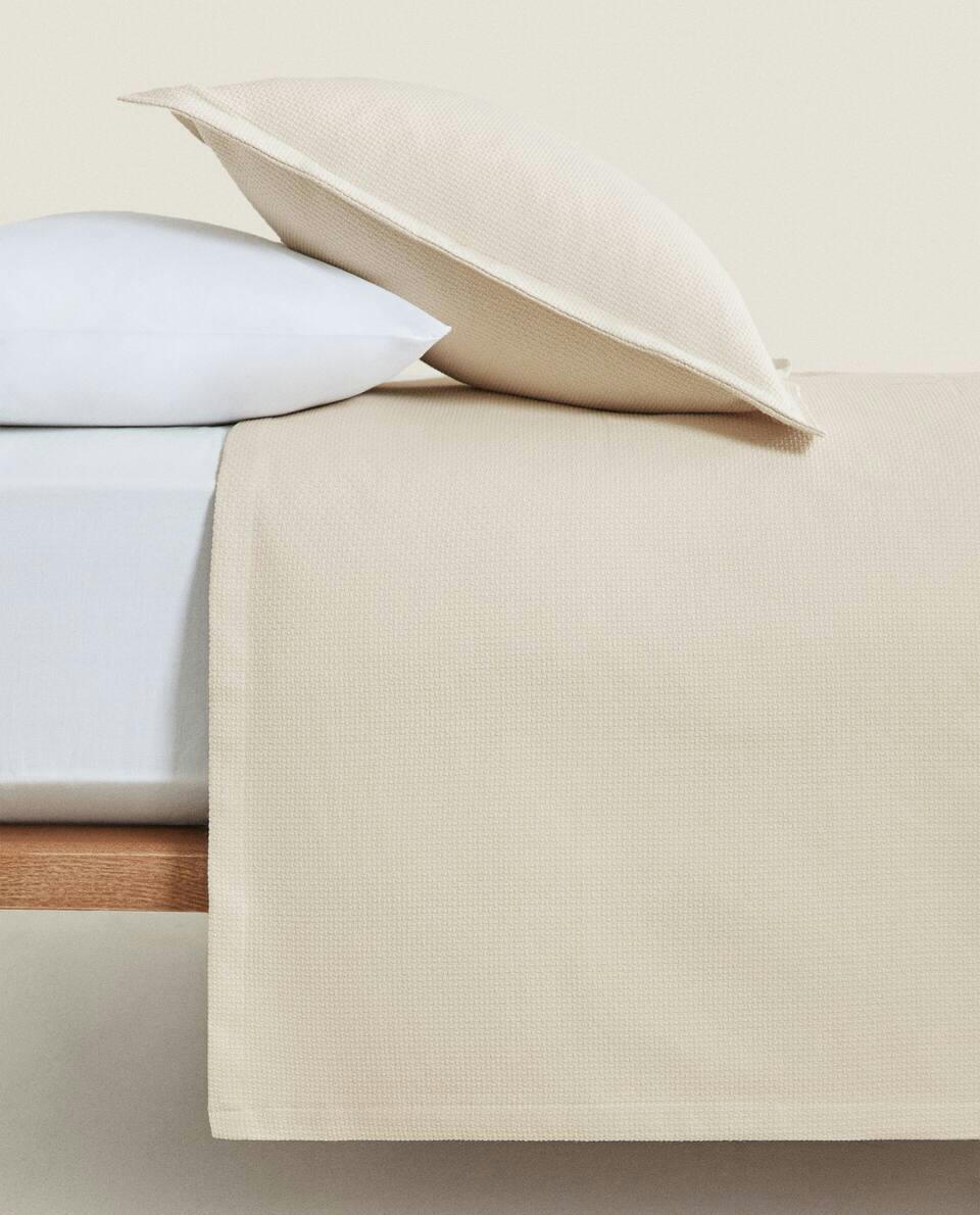 TEXTURED BEDSPREAD