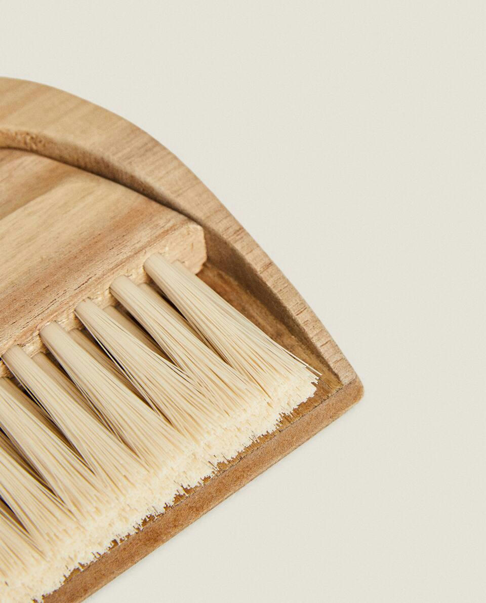 WOODEN DUSTPAN AND BRUSH