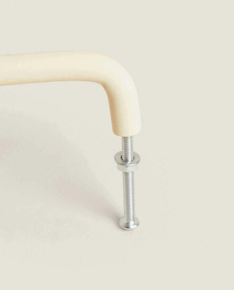 ELONGATED METAL HANDLE