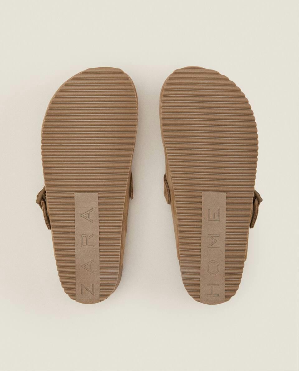 LEATHER CLOGS WITH BUCKLE