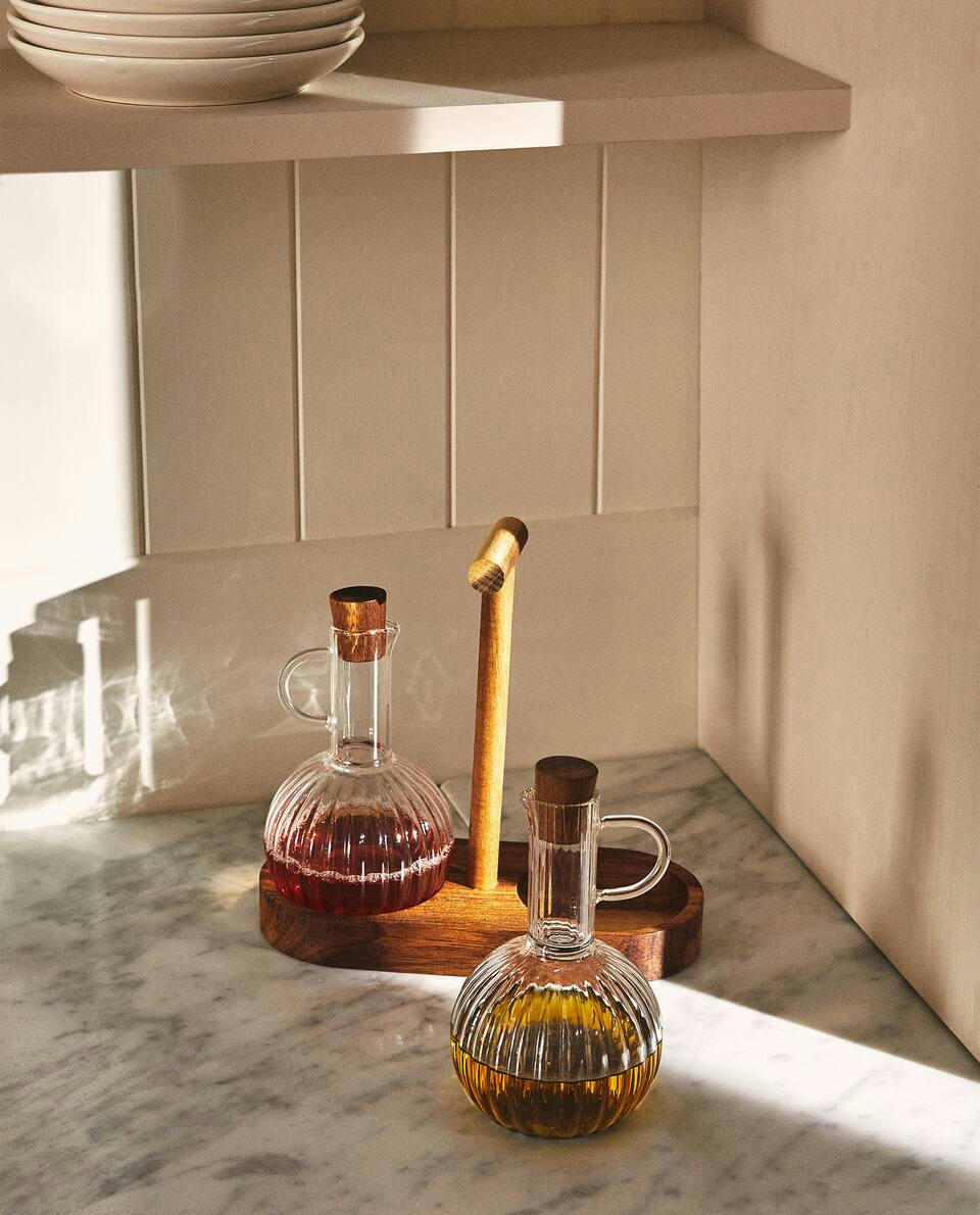 BOSOSILICATE GLASS AND WOOD CRUET SET