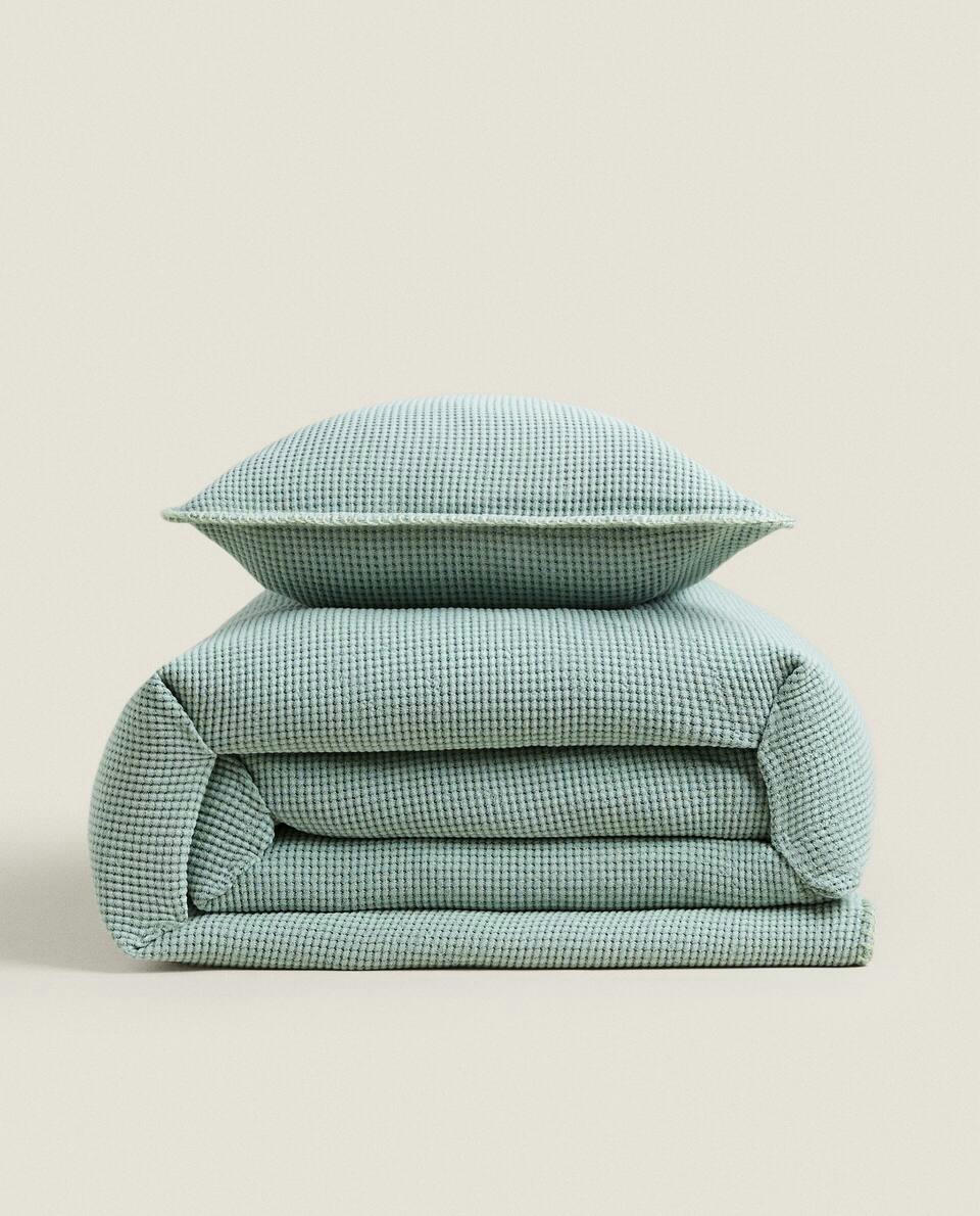 TEXTURED WAFFLE-KNIT BEDSPREAD