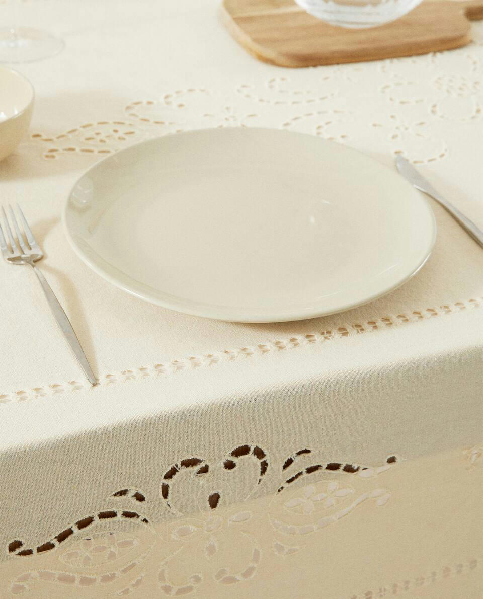 EMBROIDERED FLOWER TABLECLOTH