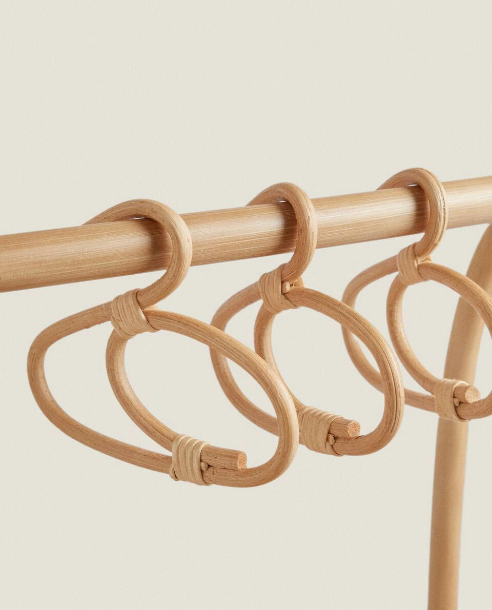 CHILDREN’S TOY CLOTHES RACK