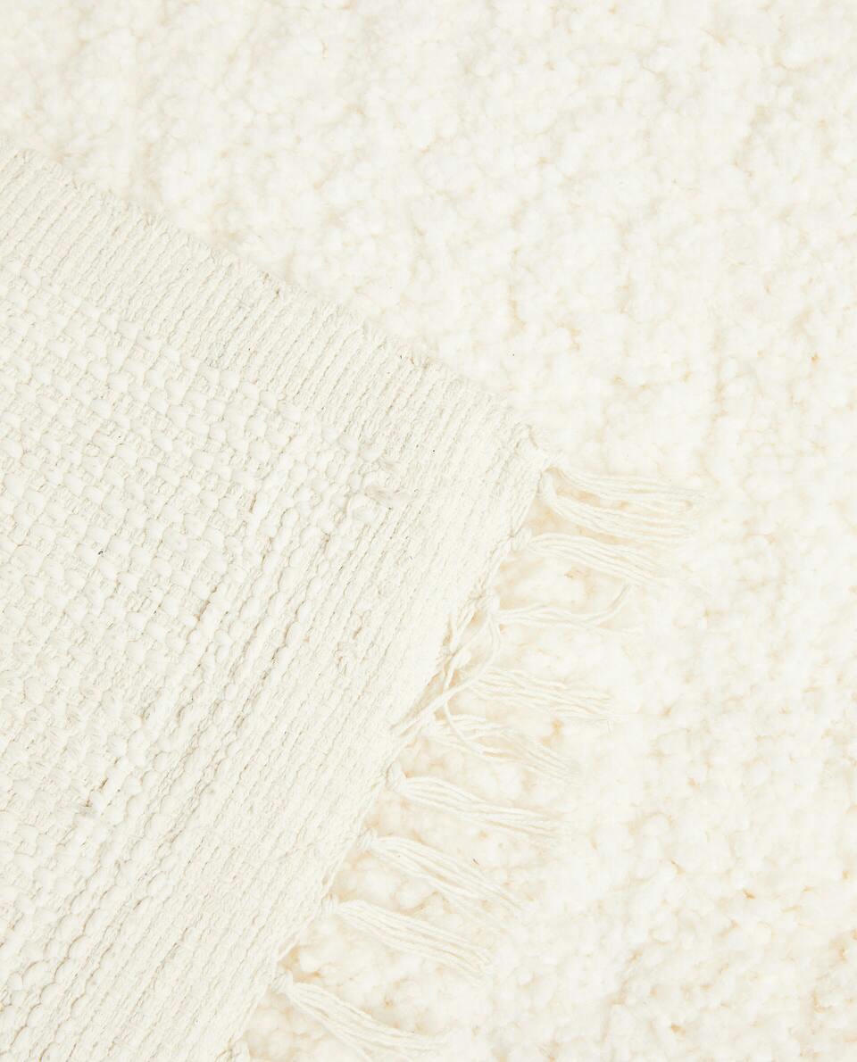 TEXTURED RUG WITH FRINGING