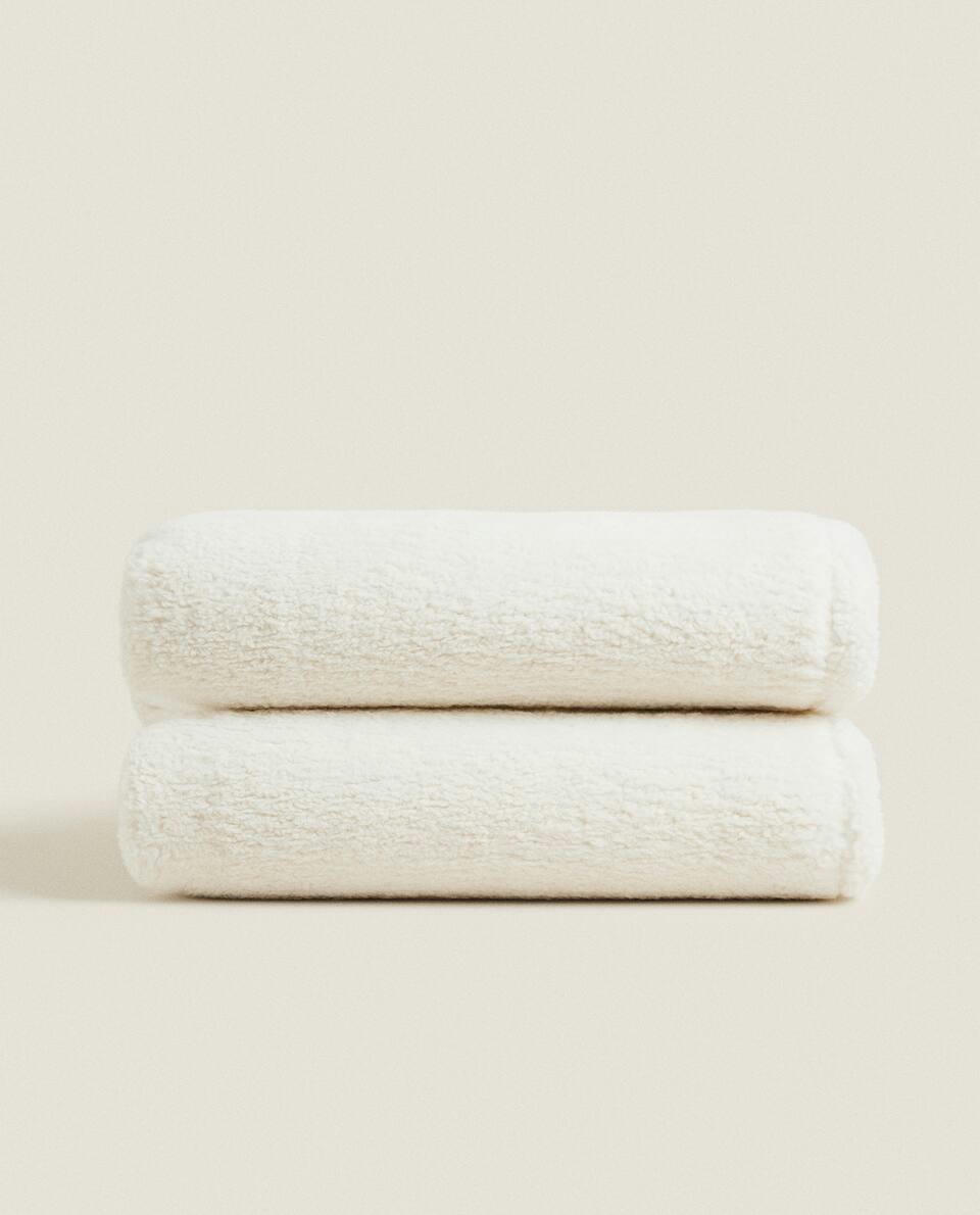 REVERSIBLE FLEECE BLANKET