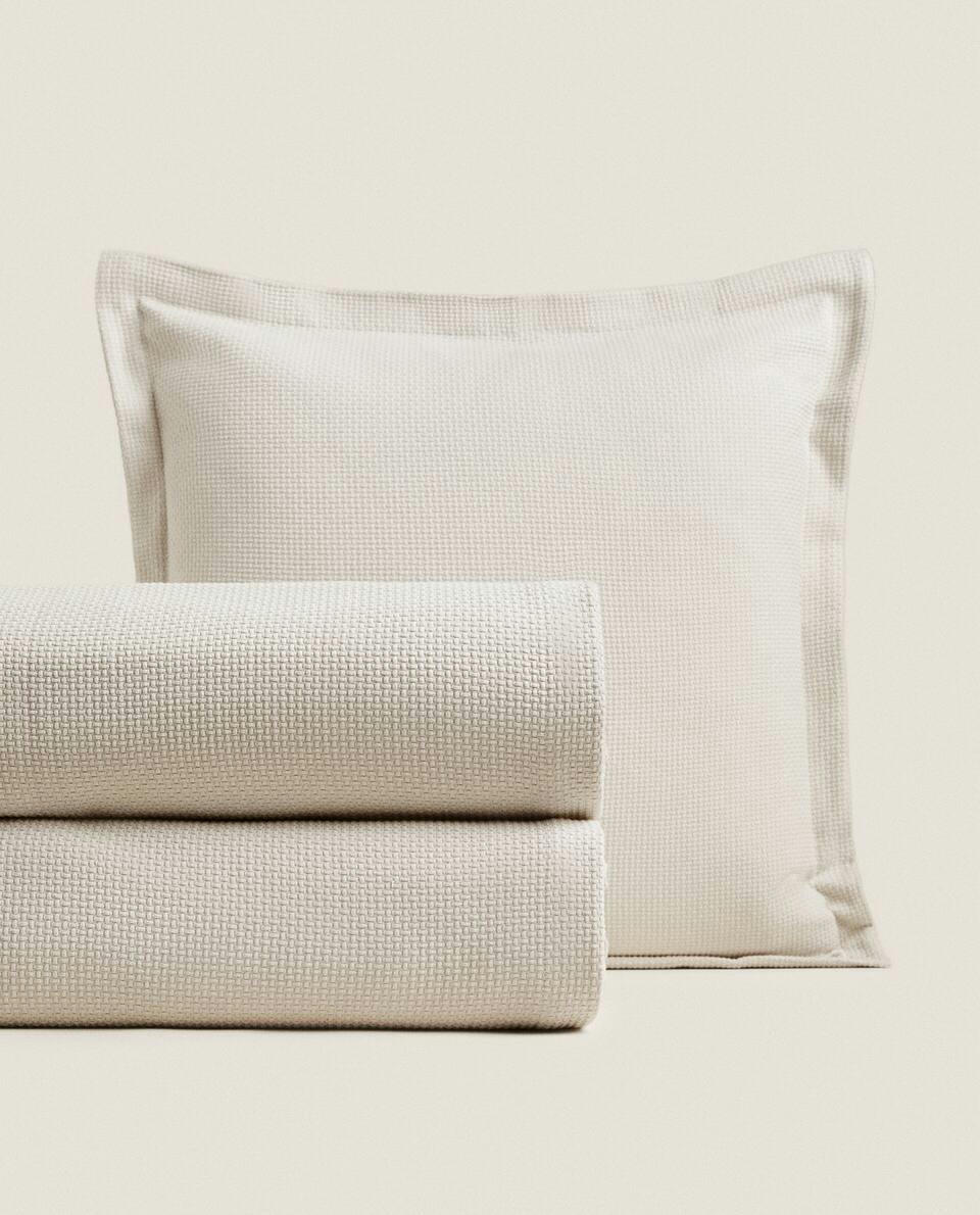 TEXTURED BEDSPREAD