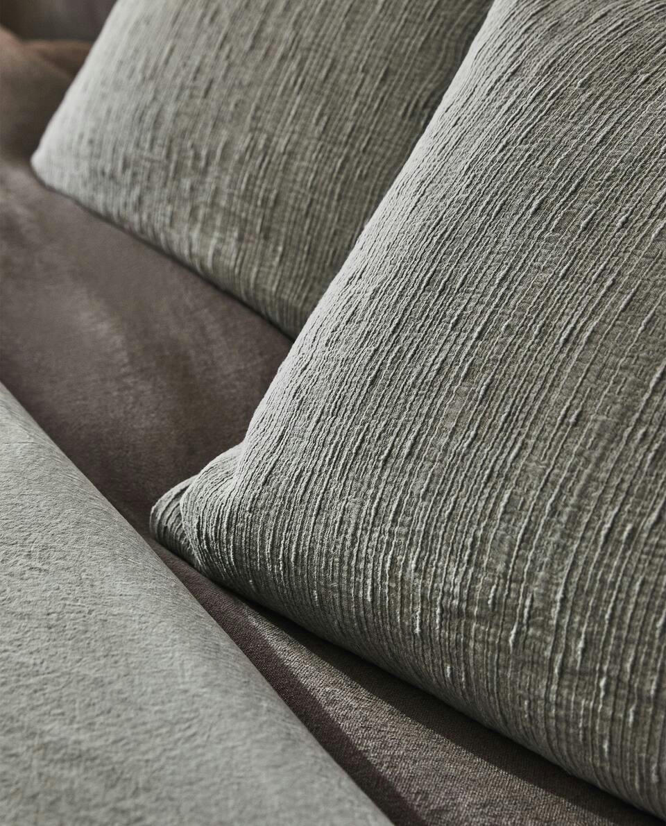 PILLOWCASE WITH RAISED QUILT BEDSPREAD EFFECT