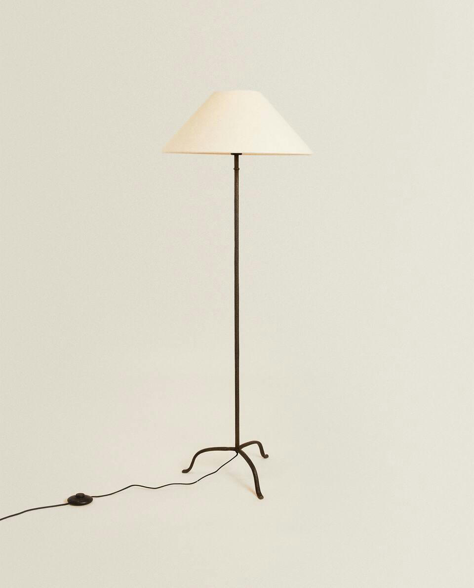 LAMP WITH TRIPOD BASE
