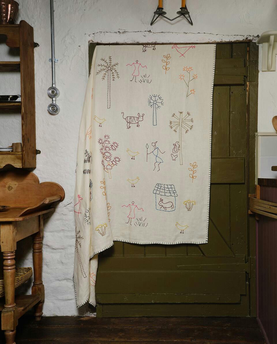 EMBROIDERED LINEN TABLECLOTH