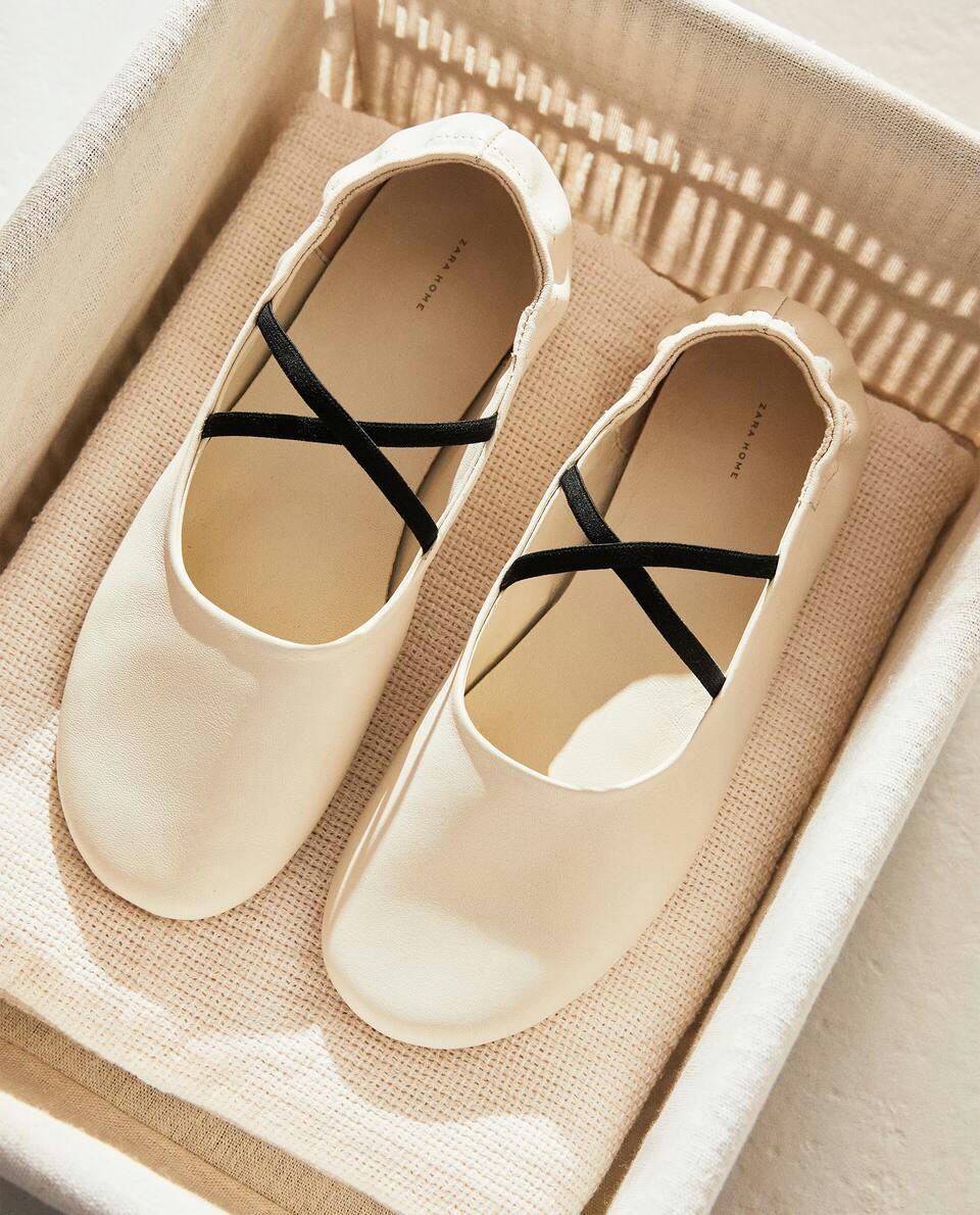 LEATHER BALLERINAS WITH A HIGH VAMP