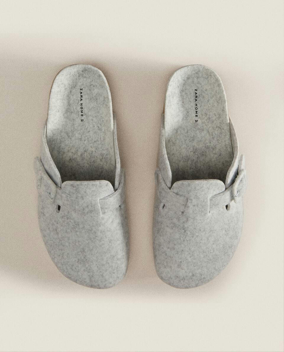 COVERED BUCKLE FELT MULE SLIPPERS