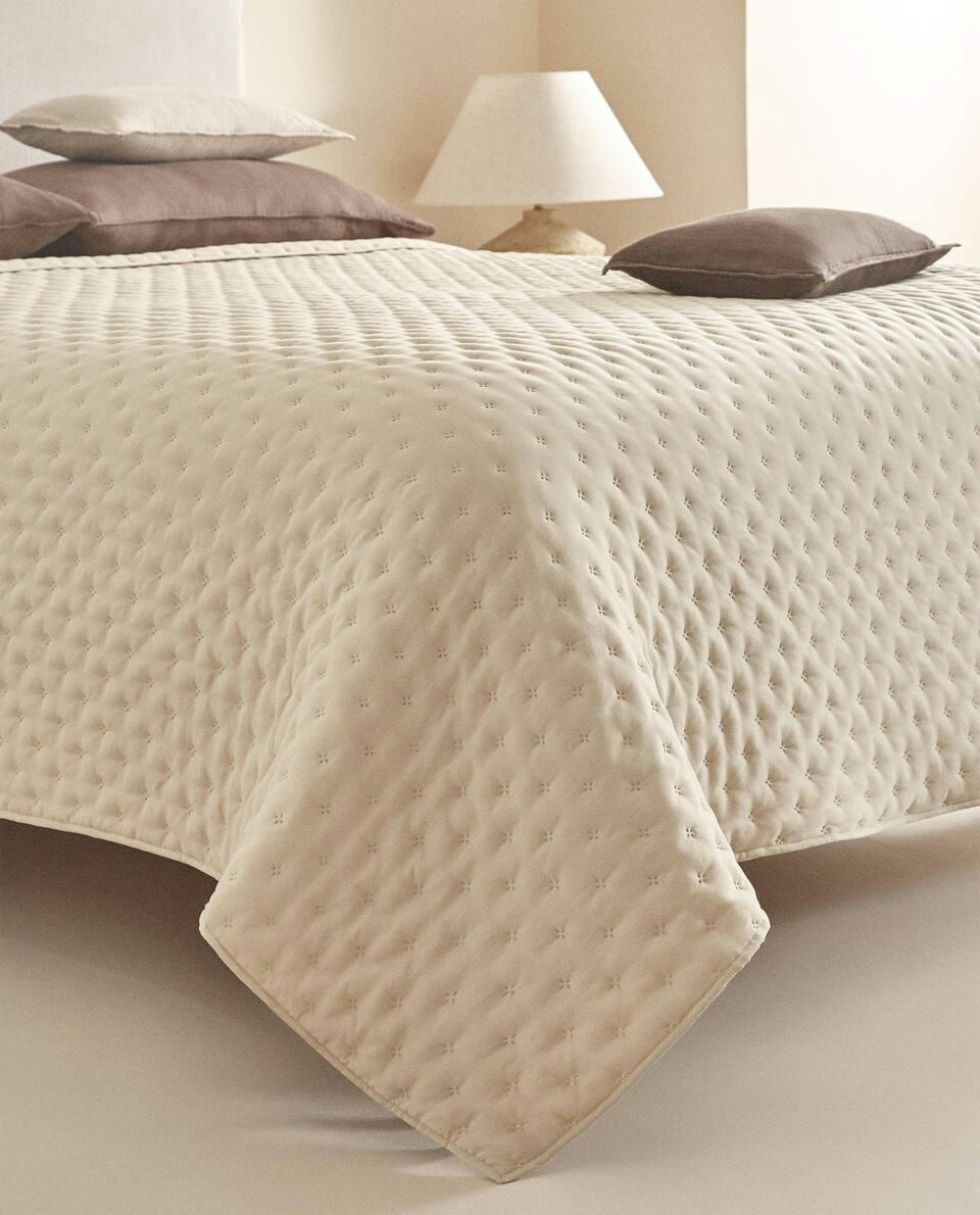 QUILTED QUILT WITH DOTS