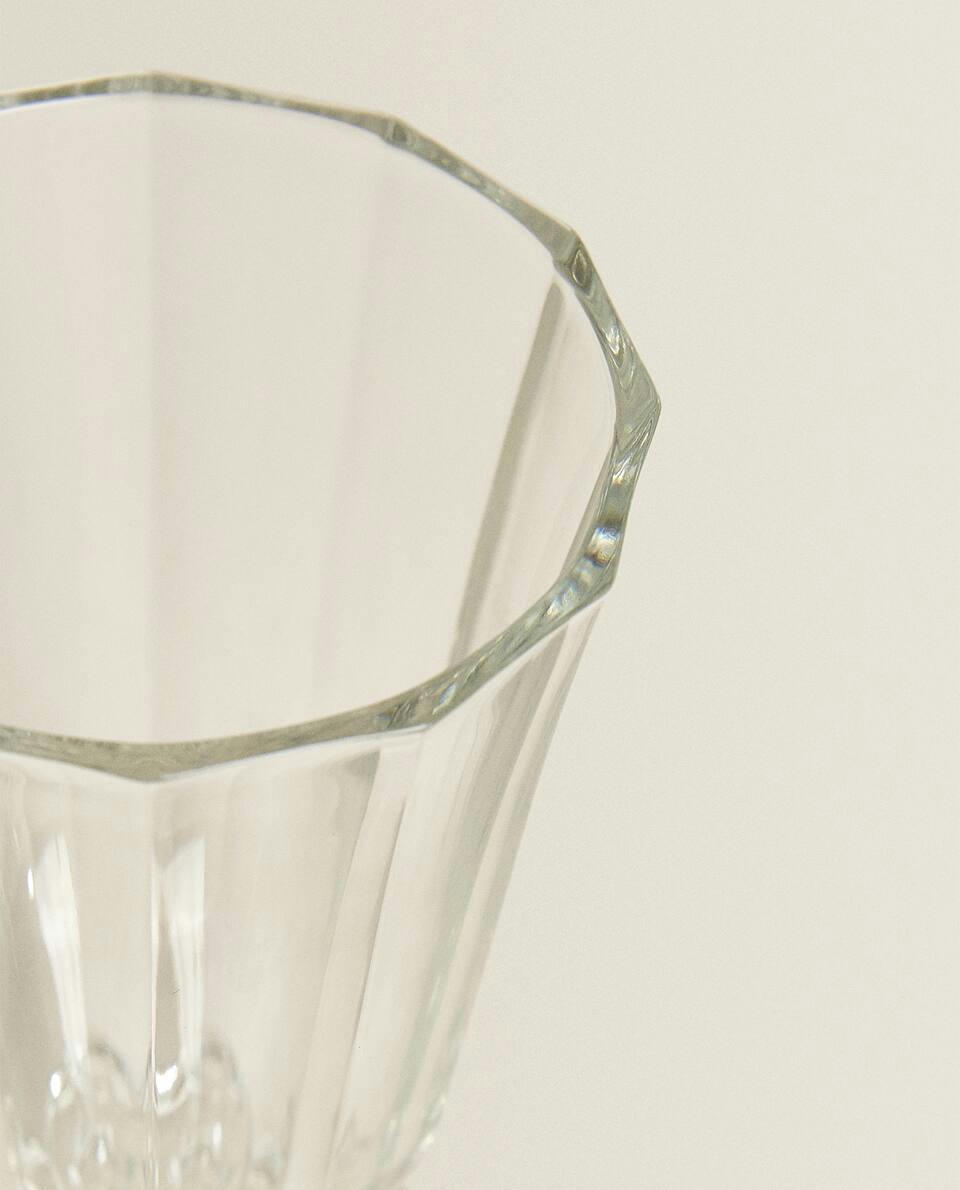 RAISED FACETED WINE GLASS