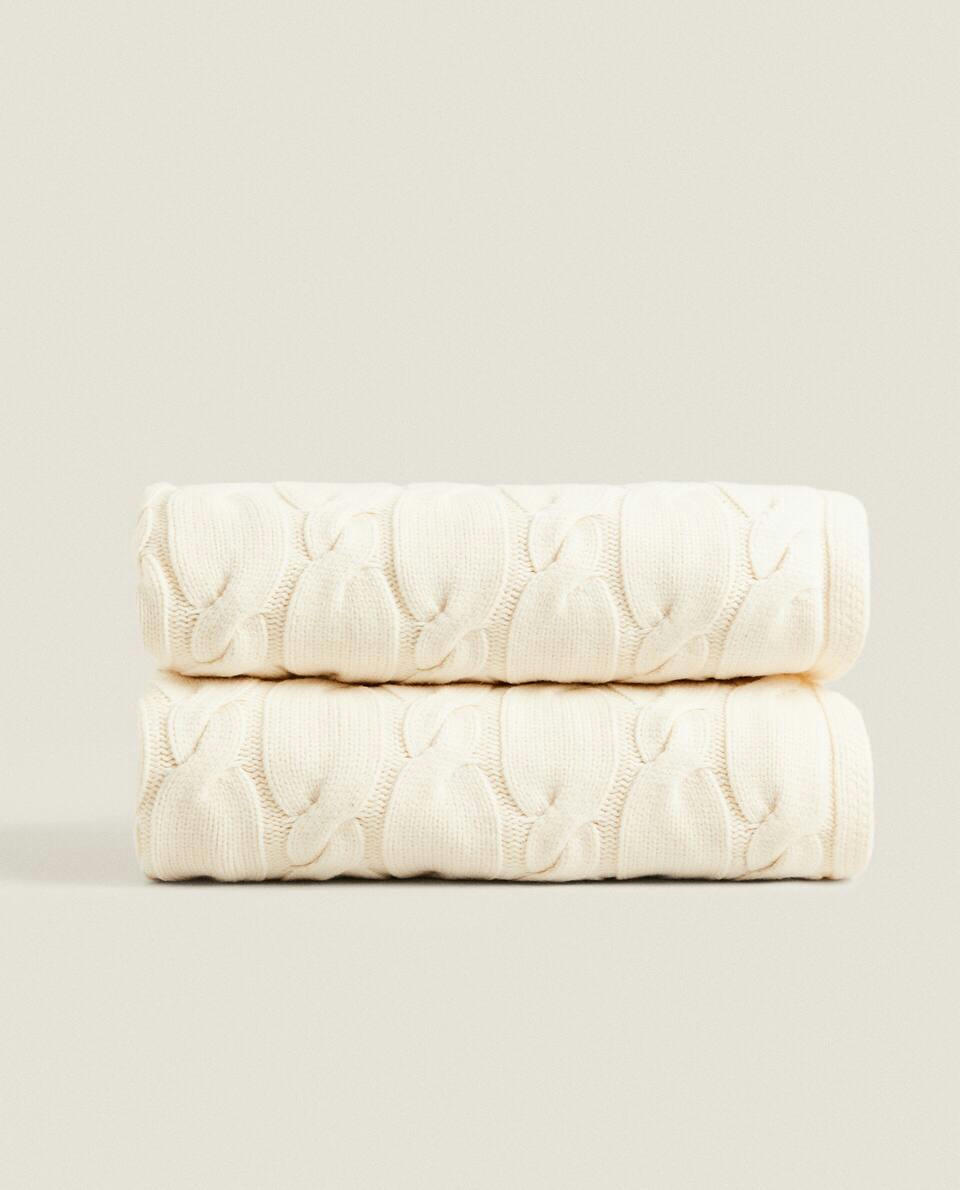 ELASTIC DESIGN BLANKET