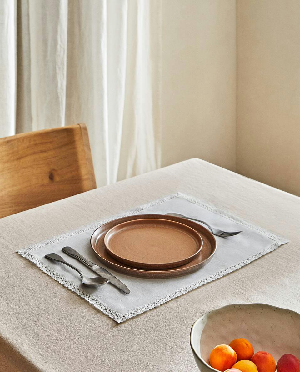 LINEN PLACEMAT WITH LACE TRIM