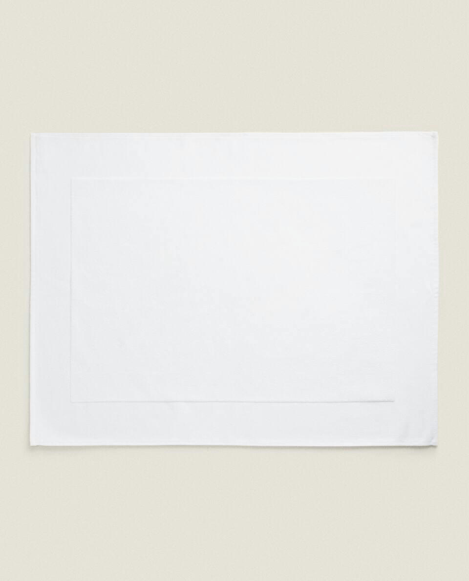BATH MAT WITH WIDE EDGE