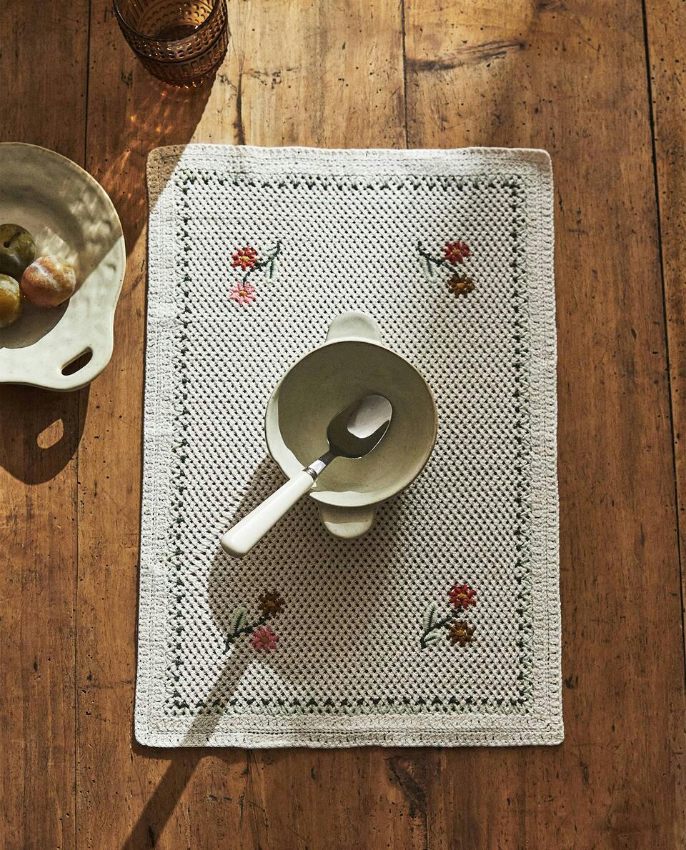 FLORAL CROCHET PLACEMAT