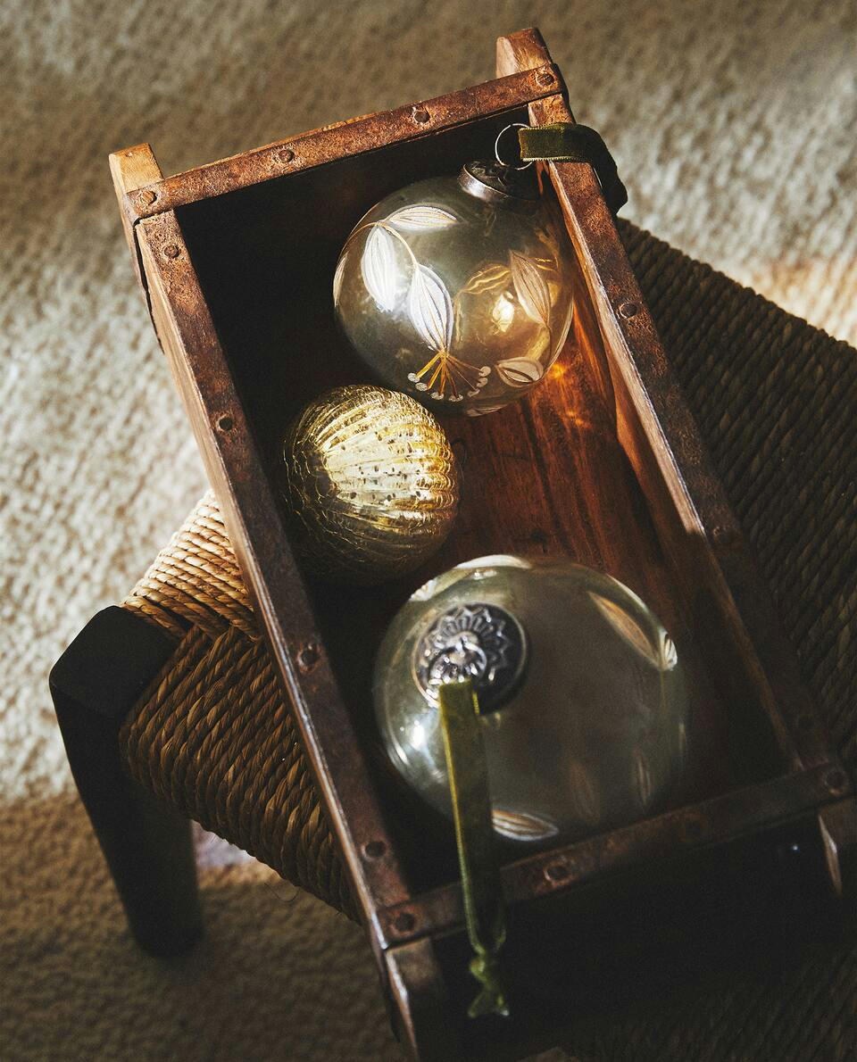 CHRISTMAS GLASS BAUBLE WITH LEAVES DECORATION