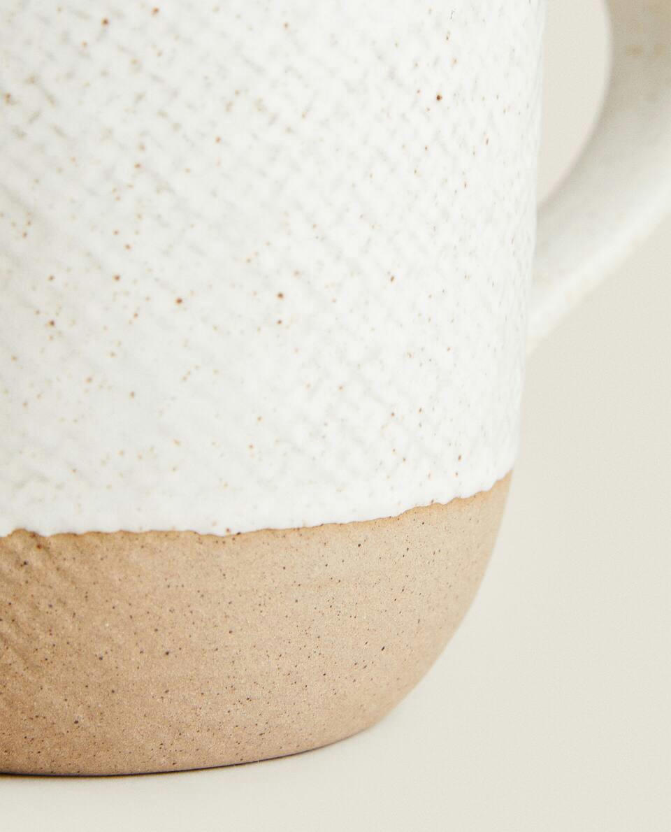 MUG WITH RAISED DESIGN