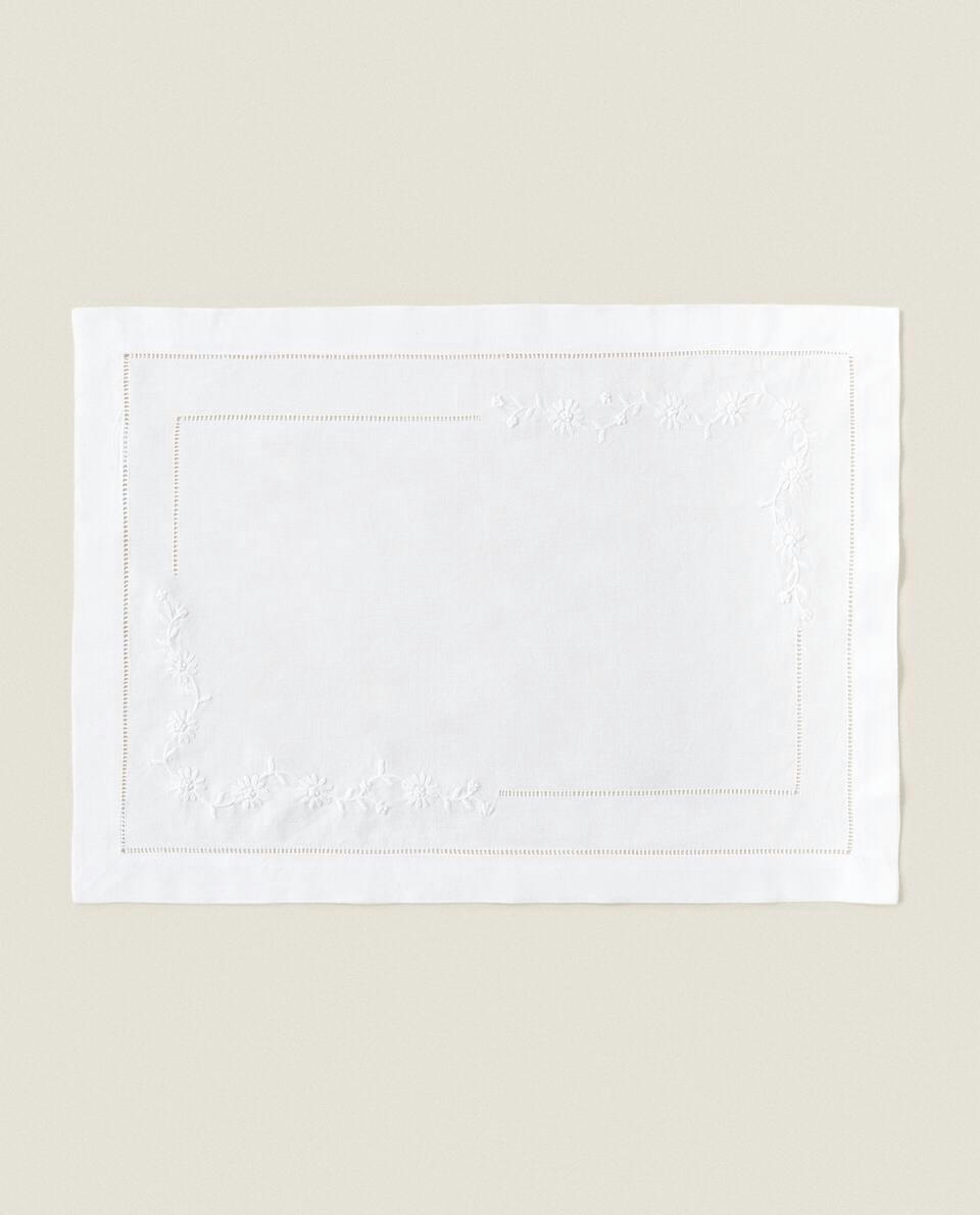 EMBROIDERED PLACEMAT