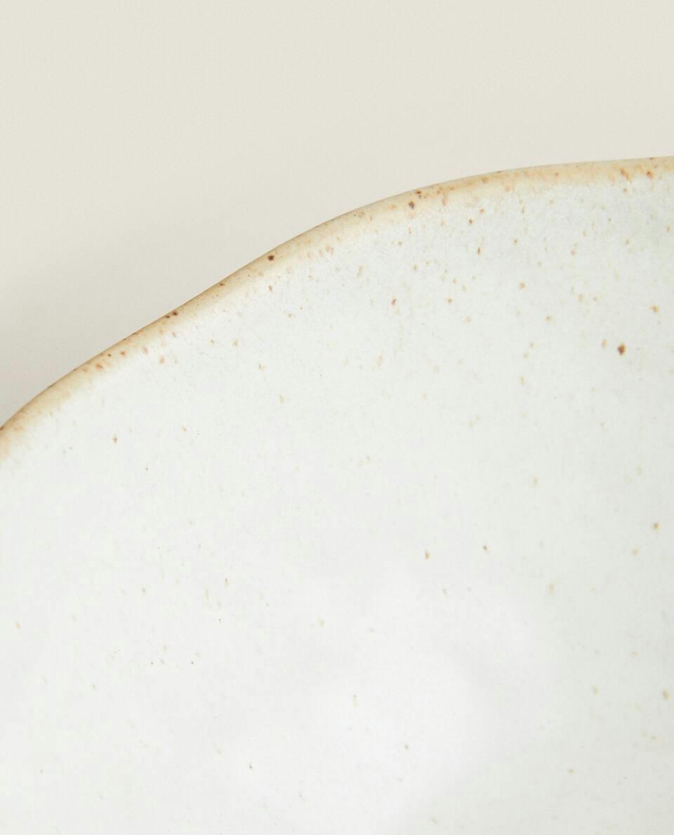 STONEWARE SET WITH RAISED DESIGN