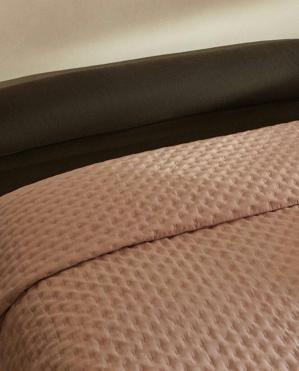 QUILTED QUILT WITH DOTS
