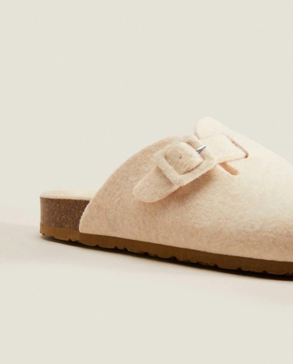COVERED BUCKLE FELT MULE SLIPPERS