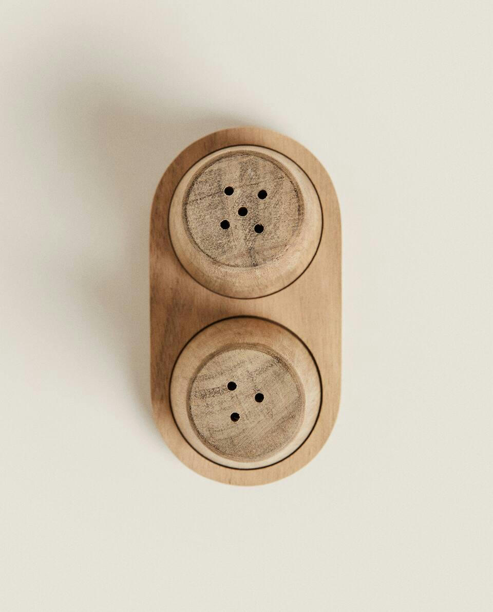 WOODEN SALT AND PEPPER SHAKER SET