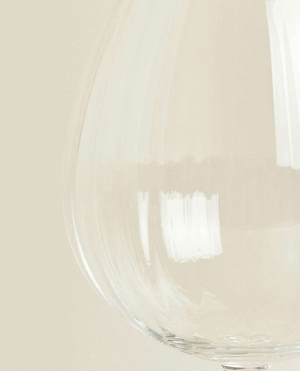 RAISED CRYSTALLINE WINE GLASS