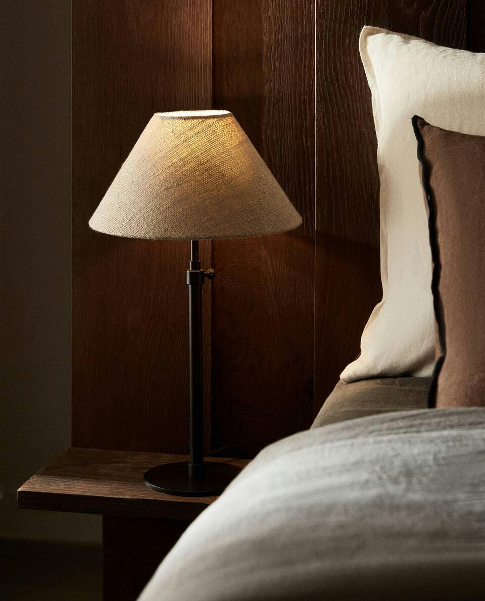 METAL BASE LAMP WITH LINEN LAMPSHADE