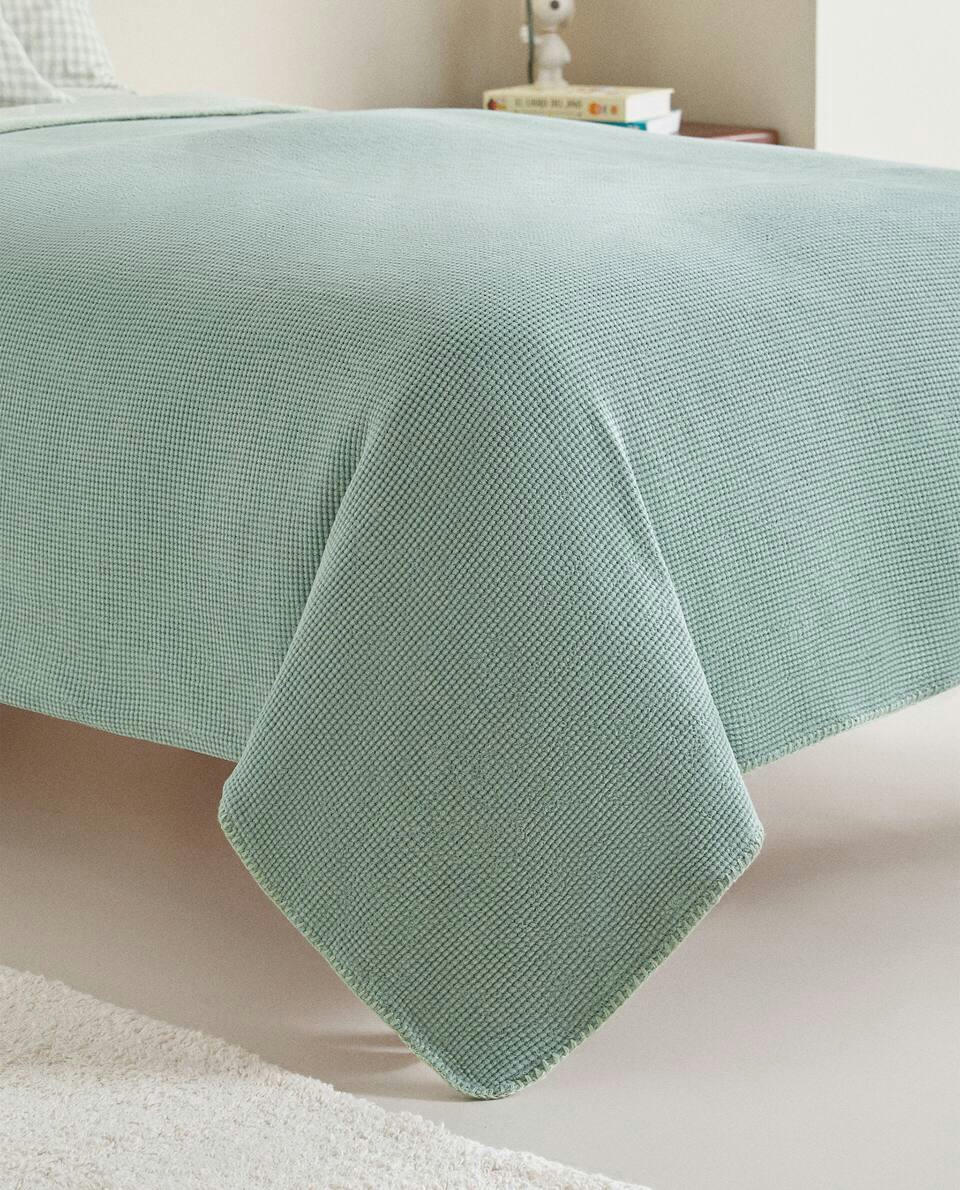 TEXTURED WAFFLE-KNIT BEDSPREAD