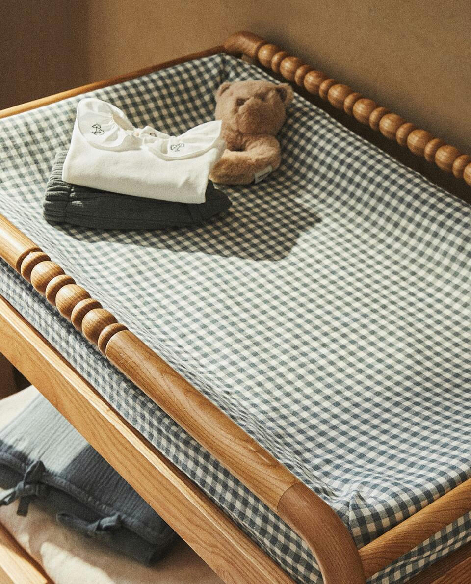 CHILDREN’S GINGHAM CHANGING MAT