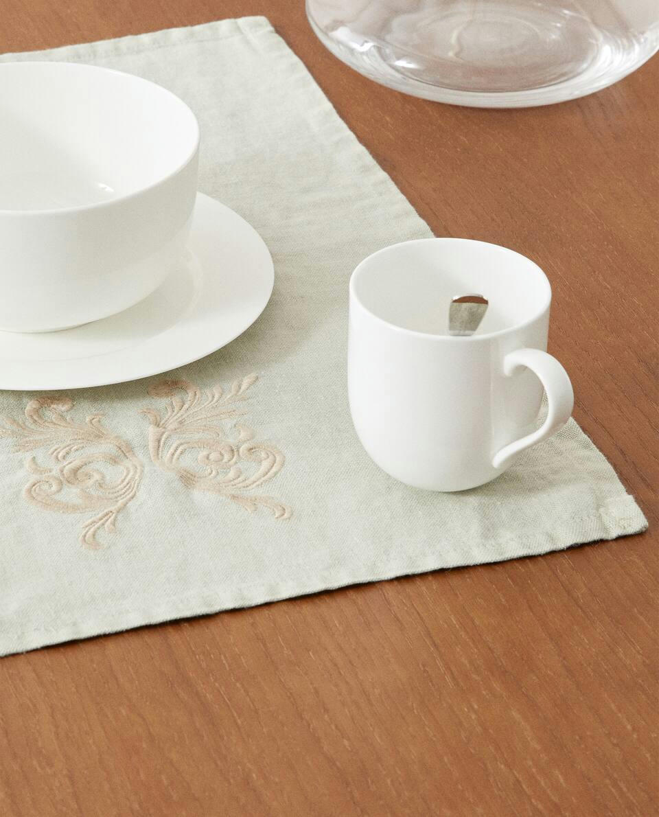 EMBROIDERED LINEN PLACEMAT