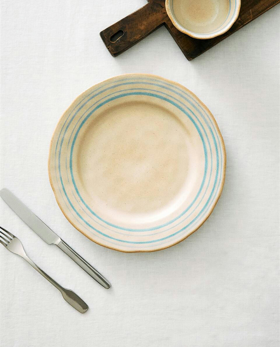 STONEWARE TABLEWARE WITH LINE DESIGN