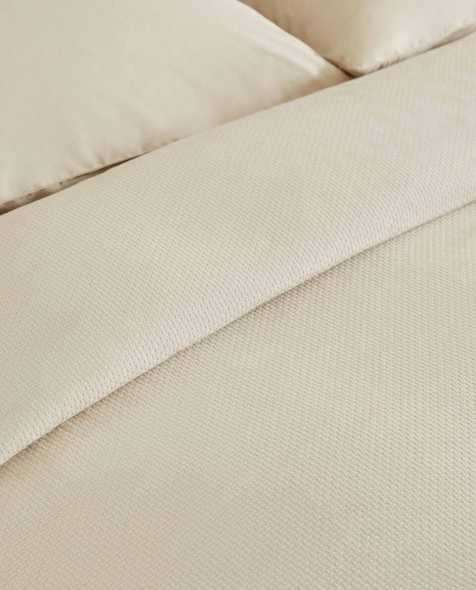 TEXTURED BEDSPREAD