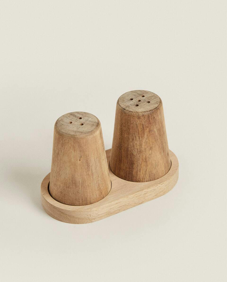 WOODEN SALT AND PEPPER SHAKER SET