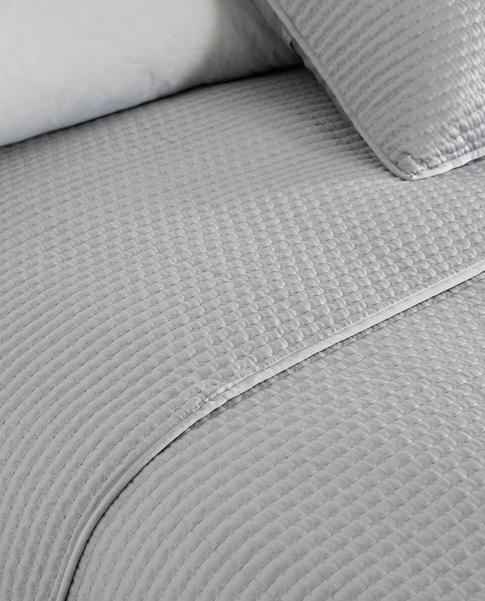 QUILT WITH TOPSTITCHING