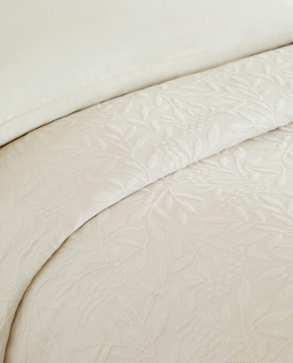 RUFFLE TRIM BEDSPREAD