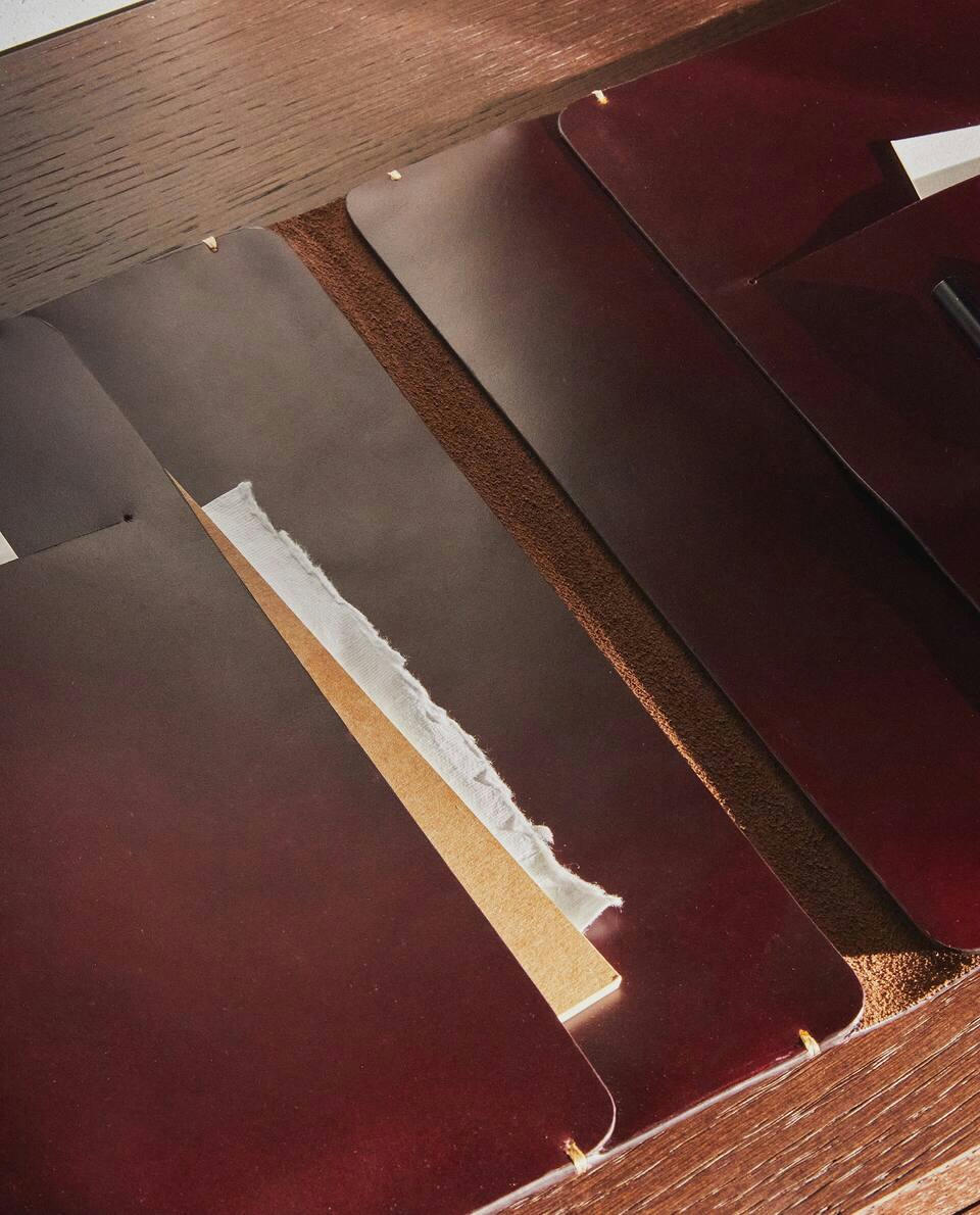 LEATHER TABLET CASE WITH TOPSTITCHING DETAIL