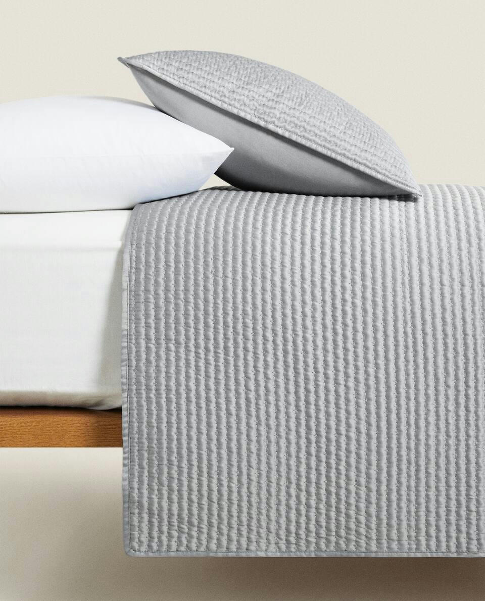 QUILT WITH TOPSTITCHING