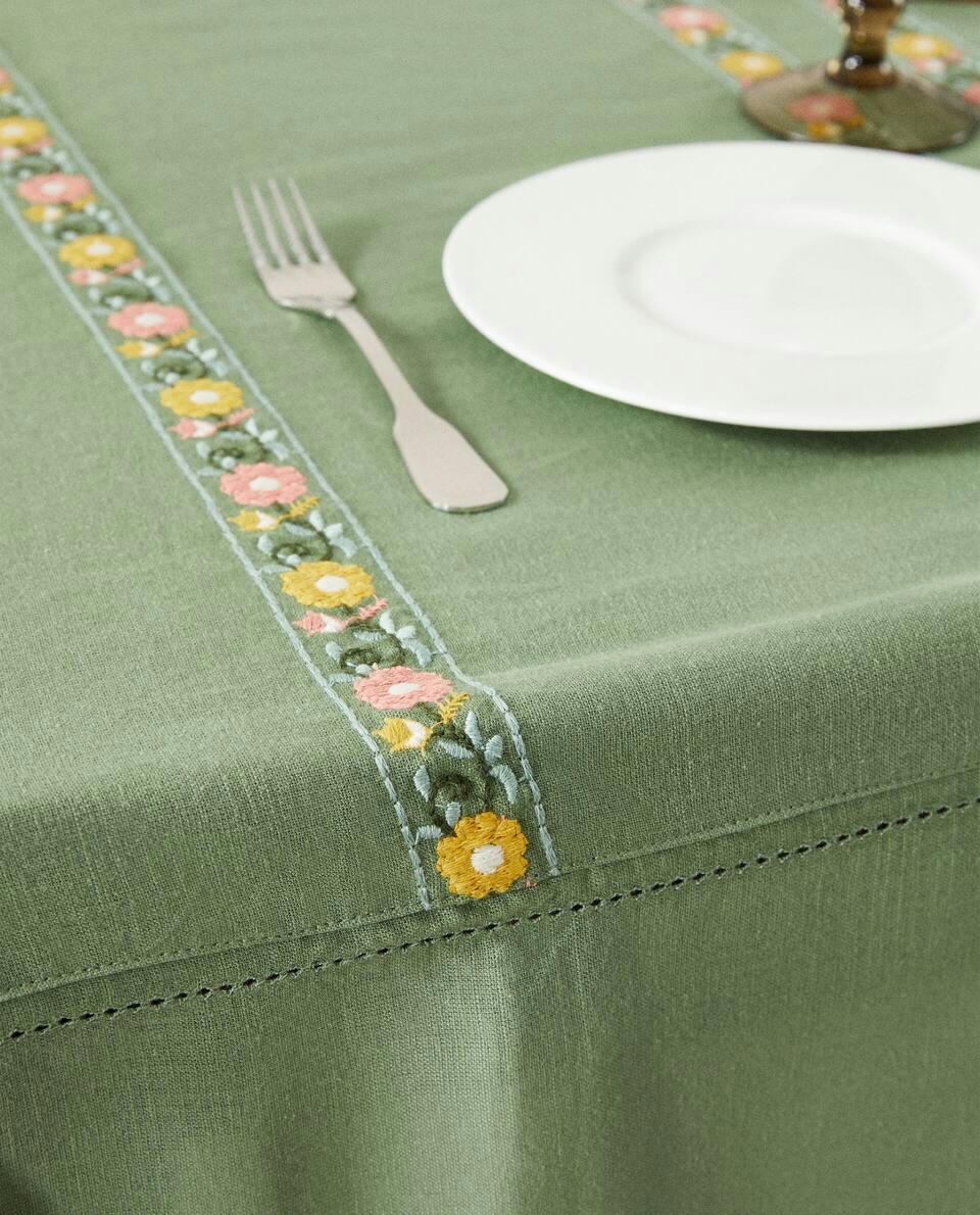 EMBROIDERED COTTON TABLECLOTH