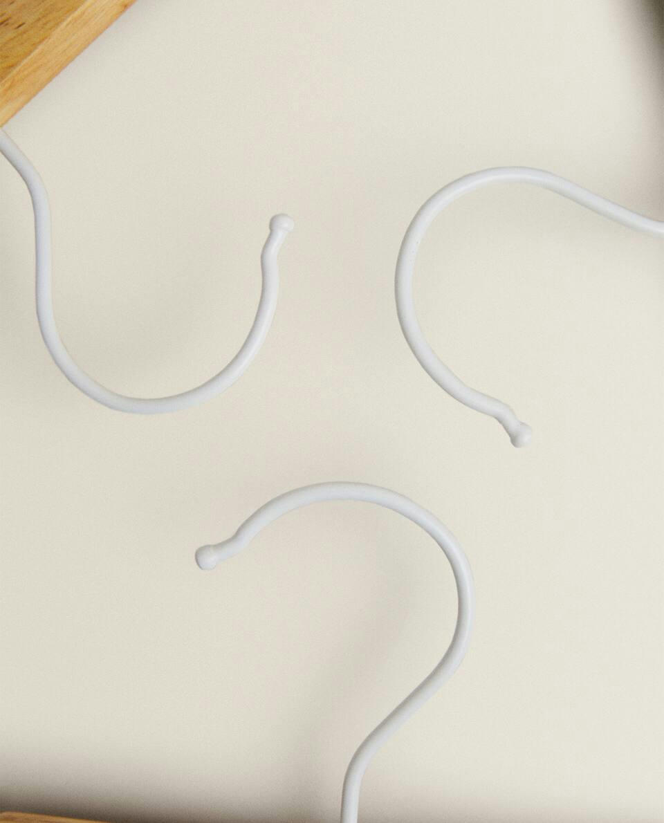 WOODEN HANGER WITH CLIPS (SET OF 3)